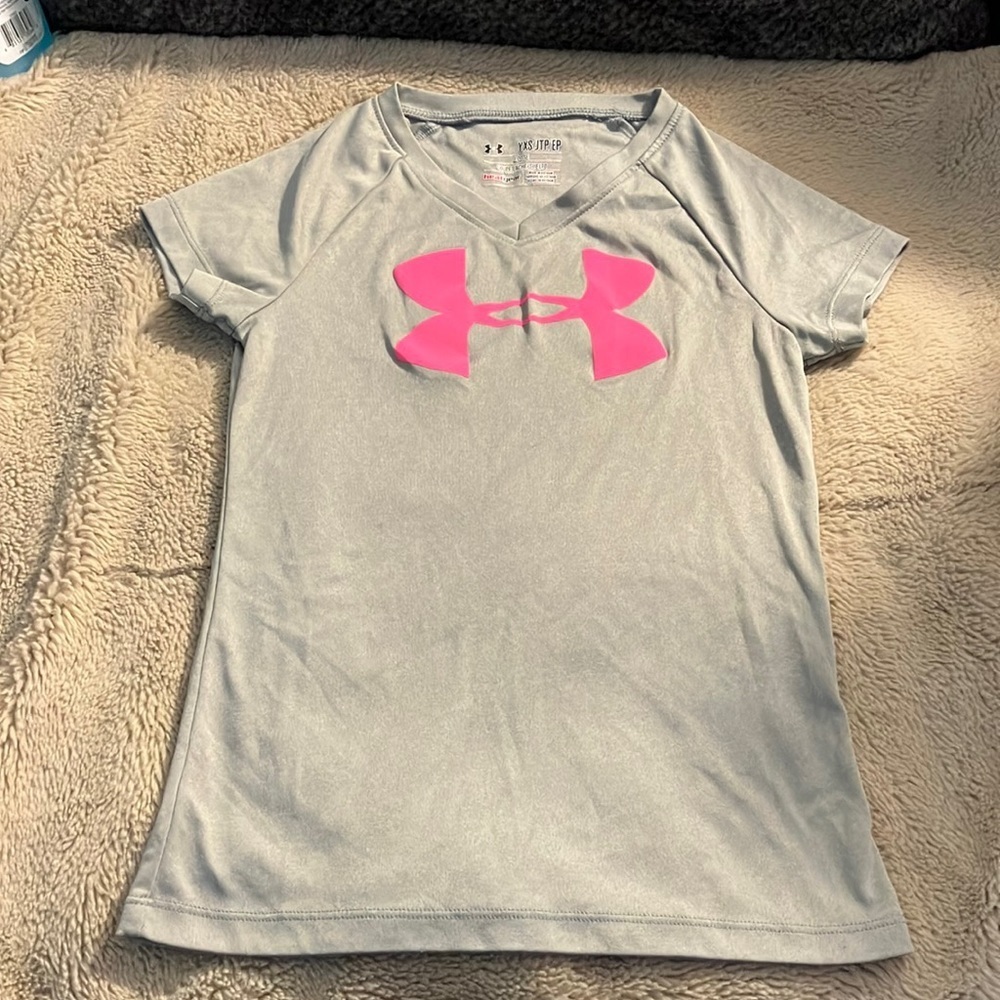 🎉4 for $20 Under Armour Heatgear Tee, youth XS